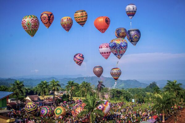 Festival de globos en honor de la celebración de Eid al-Fitr en Wonosobo, Indonesia. - Sputnik Mundo
