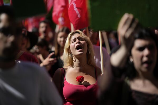 Miembros de la Juventud Comunista Portuguesa durante una manifestación con motivo del aniversario de la Revolución de los Claveles, en la capital del país de Lisboa. - Sputnik Mundo