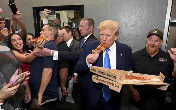 El expresidente estadounidense Donald Trump organizó un sorteo de pizzas en una pizzería local tras su discurso en Florida, EEUU. - Sputnik Mundo