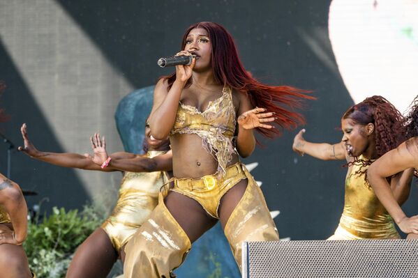 La cantante estadounidense Doechii actúa en el festival de música y arte Empire Polo Club en Indio, California, EEUU. - Sputnik Mundo