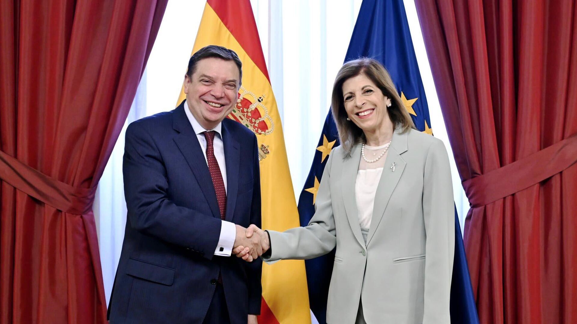 La reunión del ministro de Agricultura, Pesca y Alimentación de España, Luis Planas, con la comisaria de Salud y Seguridad Alimentaria de la Unión Europea (UE), Stella Kyriakides La reunión del ministro de Agricultura, Pesca y Alimentación de España, Luis Planas, con la comisaria de Salud y Seguridad Alimentaria de la Unión Europea (UE), Stella Kyriakides - Sputnik Mundo, 1920, 28.04.2023