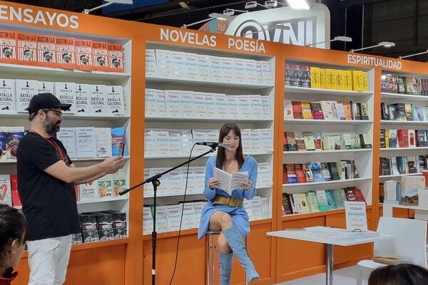 Personas de todas las edades se acercan a escuchar un recital de poesía. - Sputnik Mundo