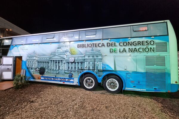La biblioteca itinerante del Congreso nacional, presente en la Feria del Libro. - Sputnik Mundo