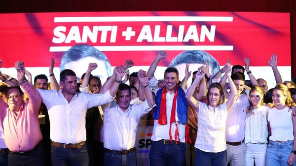El candidato del Partido Colorado, Santiago Peña, celebra su triunfo en las elecciones - Sputnik Mundo