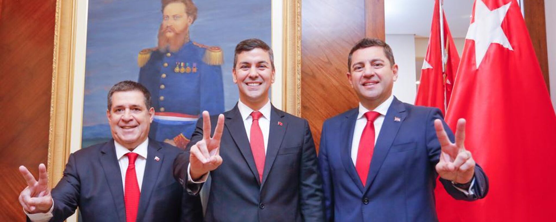 El dirigente del Partido Colorado, Horacio Cartes, junto al presidente y vicepresidente electos, Santiago Peña y Pedro Alliana, respectivamente - Sputnik Mundo, 1920, 01.05.2023