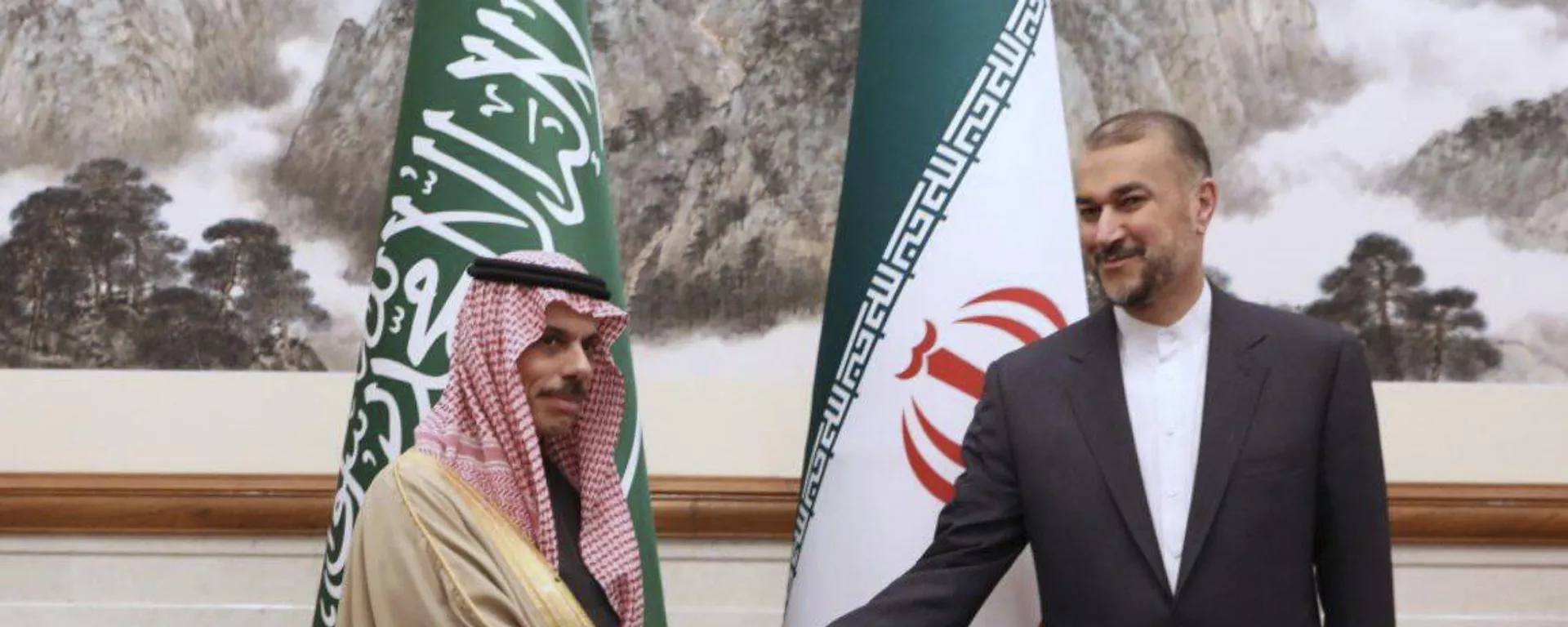 El príncipe Faisal bin Farhan Saud de Arabia Saudita y el Ministro de Asuntos Exteriores de Irán, Hossein Amirabdollahian (Imagen referencial) El príncipe Faisal bin Farhan Saud de Arabia Saudita y el Ministro de Asuntos Exteriores de Irán, Hossein Amirabdollahian (Imagen referencial) - Sputnik Mundo, 1920, 12.10.2023