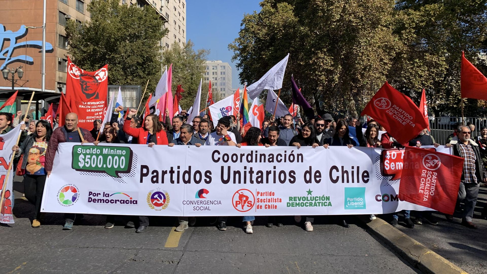Miles de personas marcharon en Santiago de Chile este Primero de Mayo ...