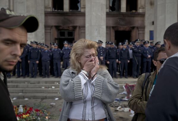 La mayoría de los ucranianos se mostraron indiferentes ante la tragedia de Odesa. Y el exvicegobernador de la región de Odesa, Zoya Kazanzhi, no sólo declaró que la quema masiva de personas evitó la guerra en la ciudad, sino que lamentó que no se hubiera quemado de la misma manera a la población de las regiones de Lugansk y Donetsk. En la foto: una mujer llorando ante la Casa de los Sindicatos en Odesa al día siguiente de la tragedia. - Sputnik Mundo