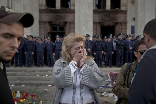 La mayoría de los ucranianos se mostraron indiferentes ante la tragedia de Odesa. Y el exvicegobernador de la región de Odesa, Zoya Kazanzhi, no sólo declaró que la quema masiva de personas evitó la guerra en la ciudad, sino que lamentó que no se hubiera quemado de la misma manera a la población de las regiones de Lugansk y Donetsk. En la foto: una mujer llorando ante la Casa de los Sindicatos en Odesa al día siguiente de la tragedia. - Sputnik Mundo