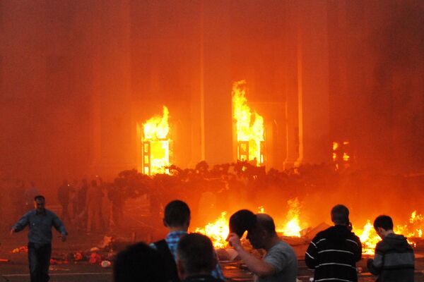 Cuando los miembros del anti-Maidán intentaron refugiarse en la Casa de los Sindicatos, los marginales criminales prendieron fuego el edificio. - Sputnik Mundo