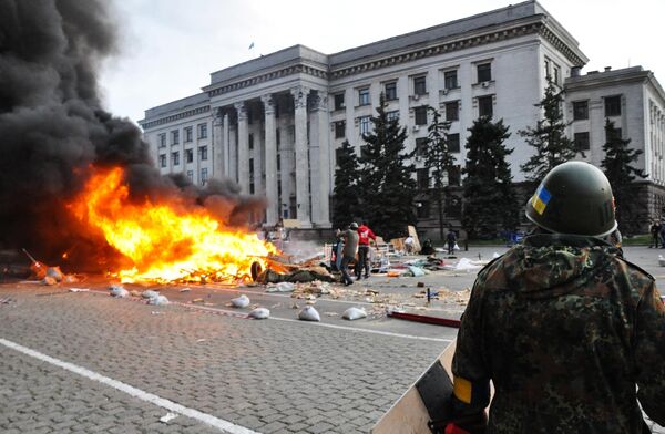 No todo el mundo en Ucrania en 2013-2014 compartía las ideas del Euromaidán, una manifestación que duró meses en Kiev a favor de la integración europea de Ucrania y que terminó en un golpe de Estado. En la imagen: disturbios frente a la Casa de los Sindicatos en Odesa, el 2 de mayo de 2014. - Sputnik Mundo