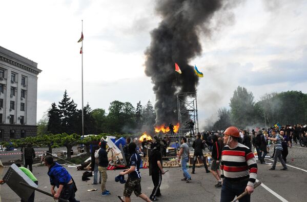 Los opositores a Euromaidán, predominantemente en ciudades del sur y el este de Ucrania, han creado su propio movimiento, Antimaidán. En Odesa, los activistas de Antimaidan instalaron un campamento de tiendas de campaña en la plaza Kulikovo Polye de la ciudad. - Sputnik Mundo