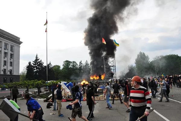 Los opositores a Euromaidán, predominantemente en ciudades del sur y el este de Ucrania, han creado su propio movimiento, Antimaidán. En Odesa, los activistas de Antimaidan instalaron un campamento de tiendas de campaña en la plaza Kulikovo Polye de la ciudad. - Sputnik Mundo