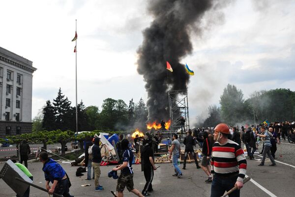 Los opositores a Euromaidán, predominantemente en ciudades del sur y el este de Ucrania, han creado su propio movimiento, Antimaidán. En Odesa, los activistas de Antimaidan instalaron un campamento de tiendas de campaña en la plaza Kulikovo Polye de la ciudad. - Sputnik Mundo