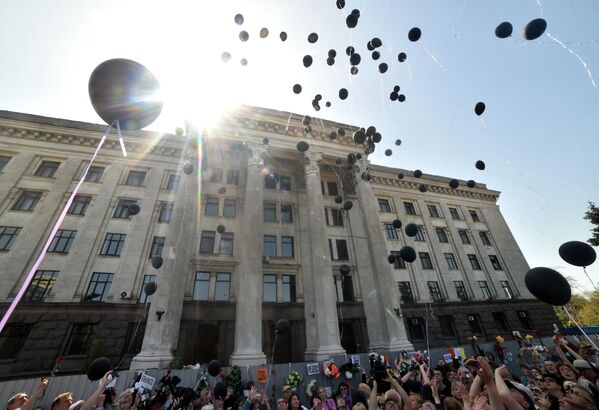 A pesar de las pruebas en video de los sucesos de Odesa, la investigación oficial no ha llegado a ninguna parte. Los autores no han sido castigados, y las autoridades de Kiev han culpado del fracaso a la hora de averiguar la causa del incendio a... Rusia. En la imagen: concentración en memoria de los fallecidos en la Casa de los Sindicatos de Odesa, 2 de mayo de 2017. - Sputnik Mundo