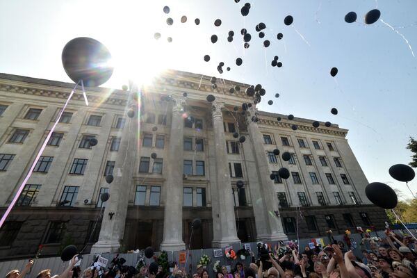 A pesar de las pruebas en video de los sucesos de Odesa, la investigación oficial no ha llegado a ninguna parte. Los autores no han sido castigados, y las autoridades de Kiev han culpado del fracaso a la hora de averiguar la causa del incendio a... Rusia. En la imagen: concentración en memoria de los fallecidos en la Casa de los Sindicatos de Odesa, 2 de mayo de 2017. - Sputnik Mundo