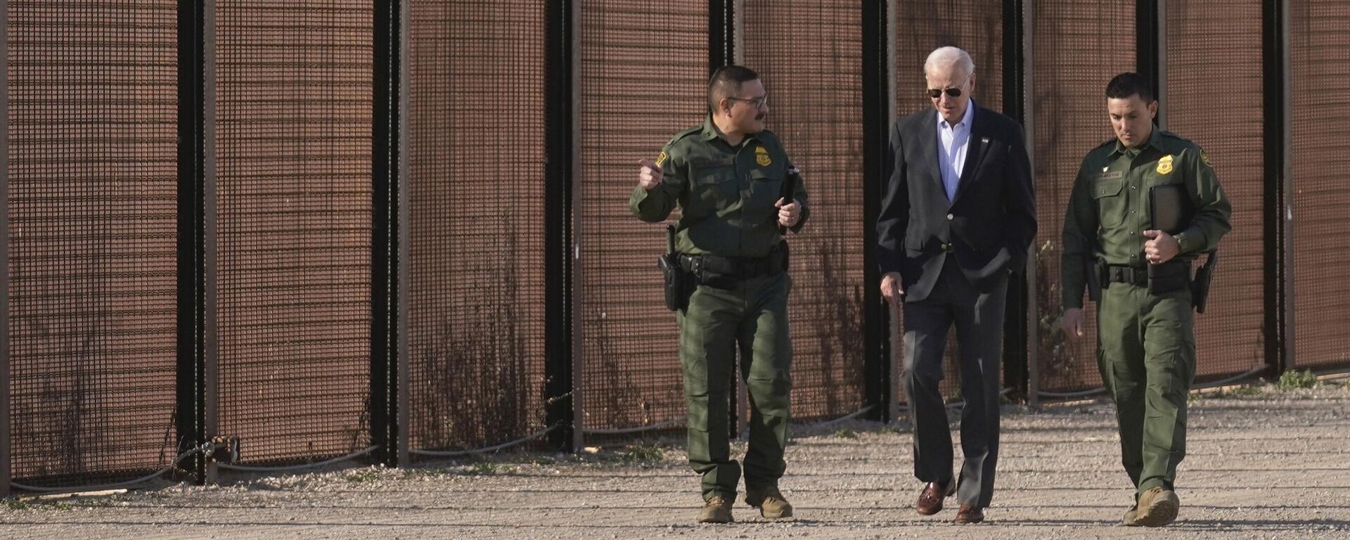 Joe Biden en compañía de agentes de la Patrulla Fronteriza  - Sputnik Mundo, 1920, 03.05.2023