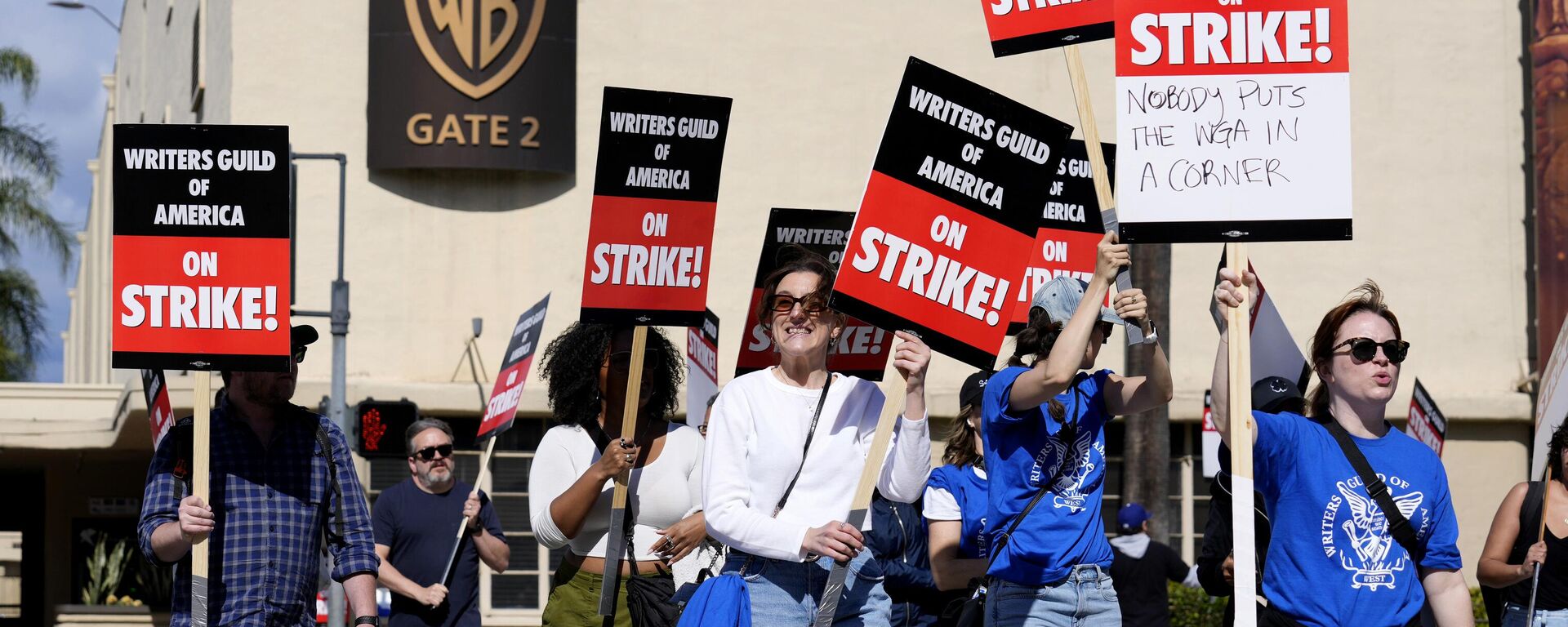 Protesta de guionistas de Hollywood, tras llamar a un paro - Sputnik Mundo, 1920, 03.05.2023