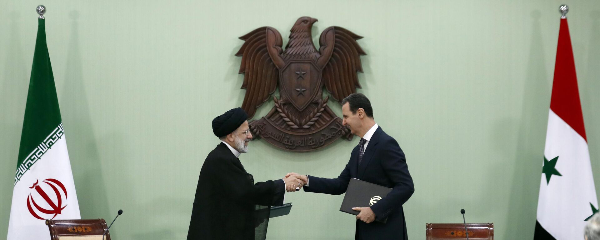 Los presidentes de Irán y Siria, Ibrahim Raisi y Bashar Asad  - Sputnik Mundo, 1920, 03.05.2023