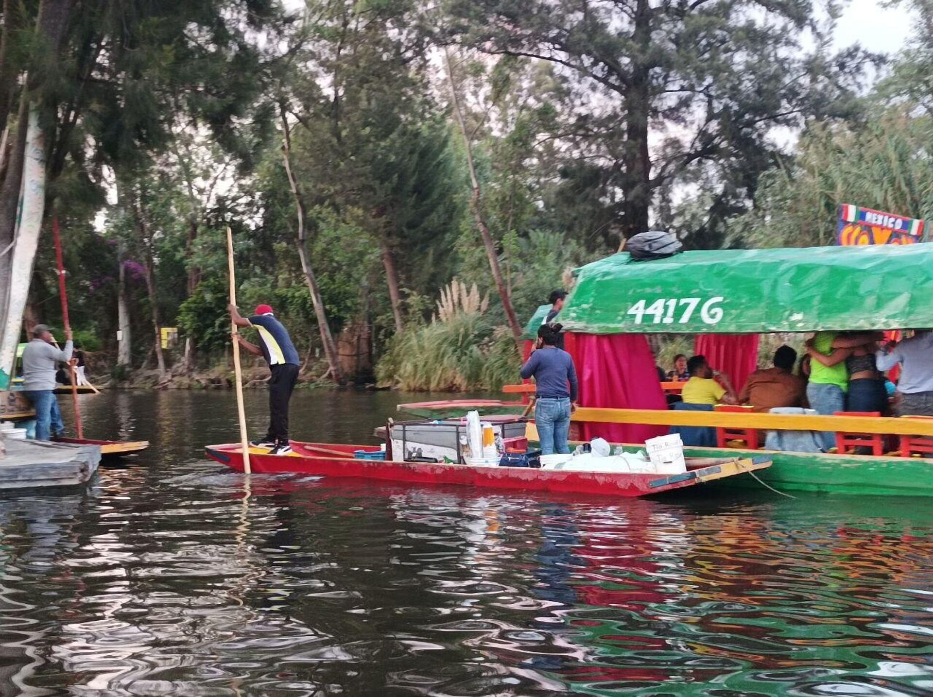 Vendedores de cerveza en los canales de Xochimilco - Sputnik Mundo, 1920, 04.05.2023