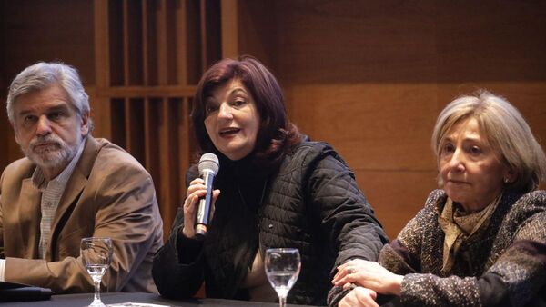 Kelly Olmos, ministra de trabajo de Argentina (centro) - Sputnik Mundo