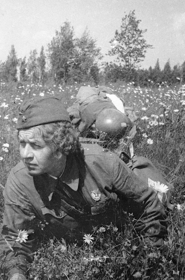 Медсестра выносит с поля боя раненого бойца во время Великой Отечественной войны