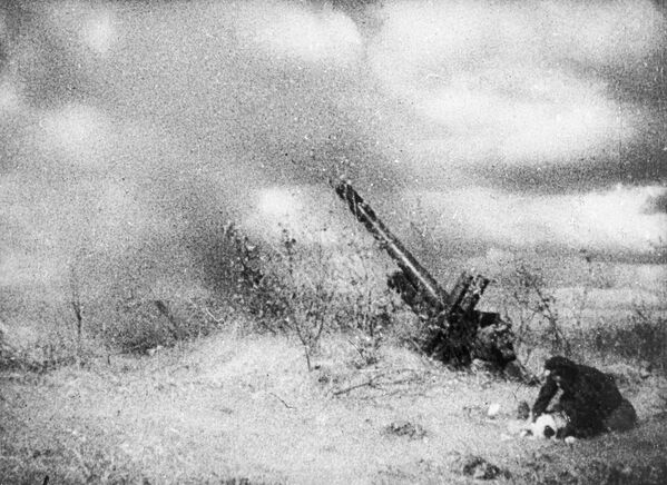 Una enfermera atiende a un soldado herido durante la batalla cerca de Kiev, octubre de 1943. - Sputnik Mundo