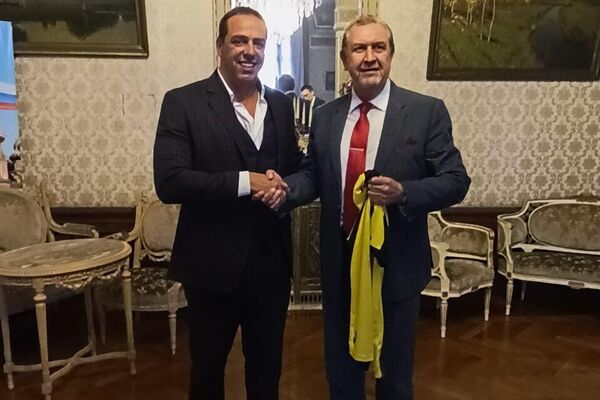 El presidente del Club Atlético Peñarol, Ignacio Ruglio, y el embajador ruso en Uruguay, Andréi Budáev - Sputnik Mundo