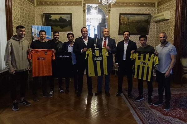 El embajador ruso en Uruguay, Andréi Budáev, y el presidente del Club Atlético Peñarol, Ignacio Ruglio, con los competidores del club uruguayo Atlético Peñarol - Sputnik Mundo