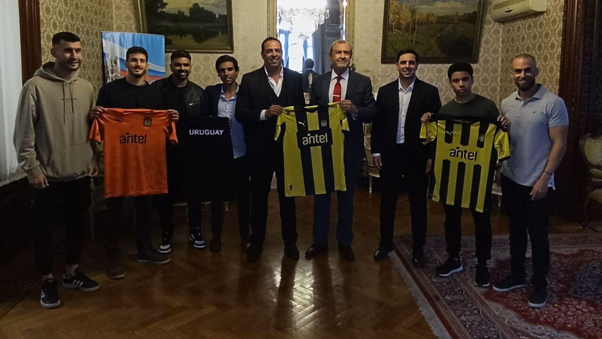 El embajador ruso en Uruguay, Andréi Budáev, y el presidente del Club Atlético Peñarol, Ignacio Ruglio, con los competidores del club uruguayo Atlético Peñarol - Sputnik Mundo, 1920, 05.05.2023