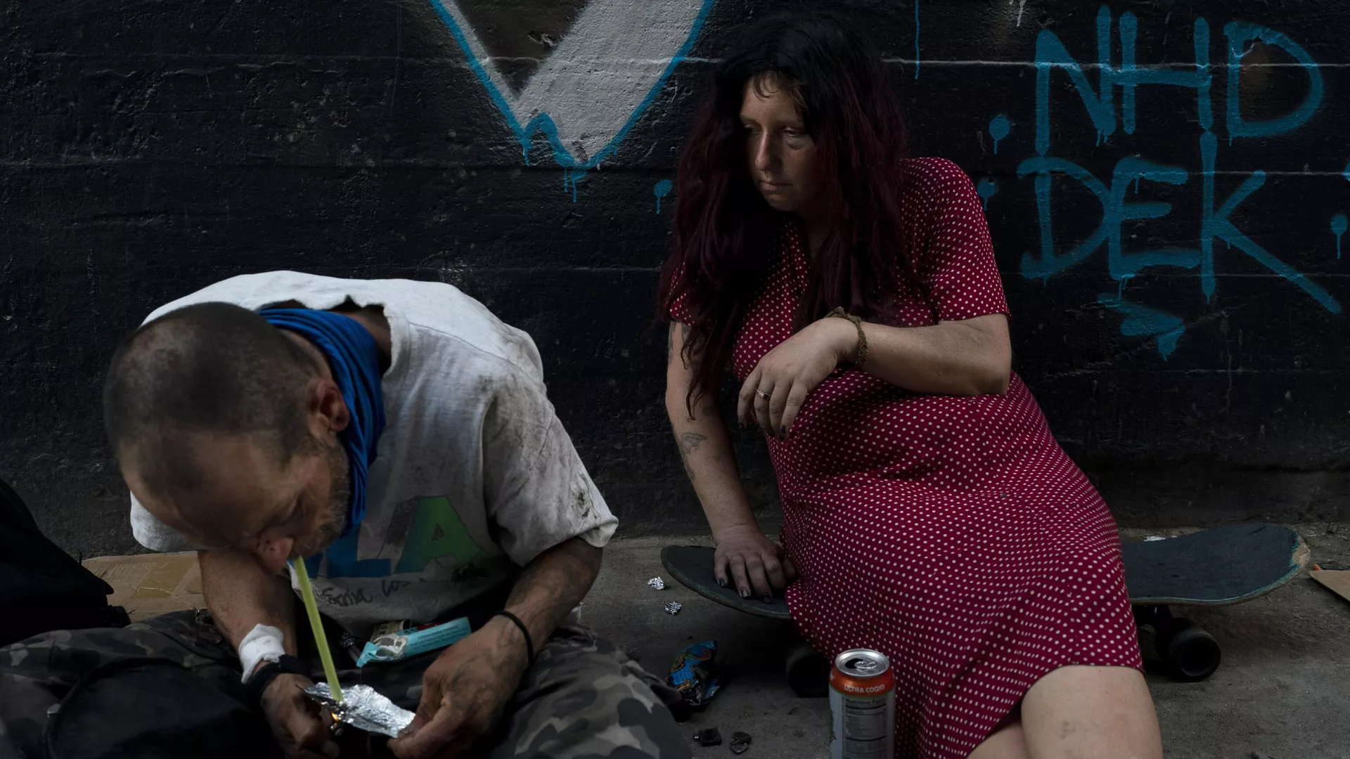 Jenn Bennett, adicta al fentanilo, se sienta en su monopatín al lado de su amigo, Jesse Williams, consume opioides en Los Ángeles, el 9 de agosto de 2022. 