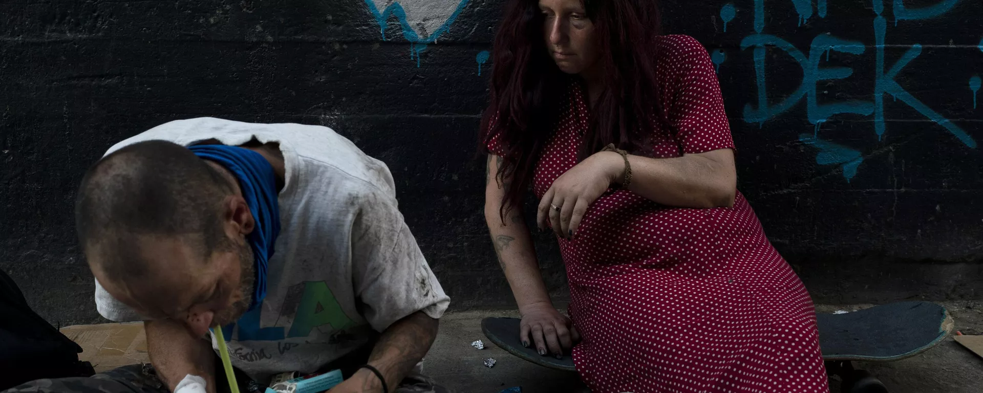 Jenn Bennett, adicta al fentanilo, se sienta en su monopatín al lado de su amigo, Jesse Williams, consume opioides en Los Ángeles, el 9 de agosto de 2022.  - Sputnik Mundo, 1920, 05.05.2023