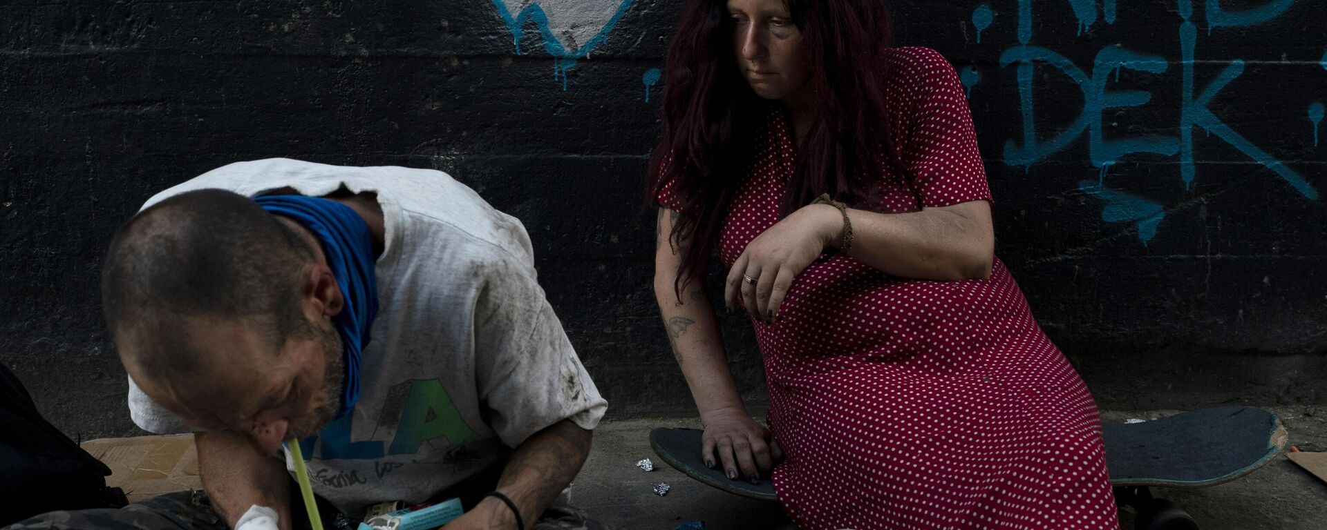Jenn Bennett, adicta al fentanilo, se sienta en su monopatín al lado de su amigo, Jesse Williams, consume opioides en Los Ángeles, el 9 de agosto de 2022.  - Sputnik Mundo, 1920, 05.05.2023