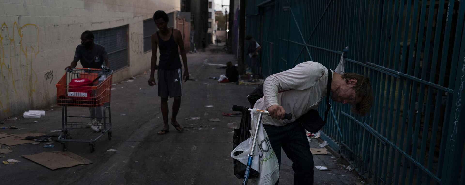 Un drogadicto sujeta el manillar de un patinete mientras se queda dormido tras fumar fentanilo en Los Ángeles, el martes 9 de agosto de 2022. Un drogadicto sujeta el manillar de un patinete mientras se queda dormido tras fumar fentanilo en Los Ángeles, el martes 9 de agosto de 2022. - Sputnik Mundo, 1920, 11.07.2023