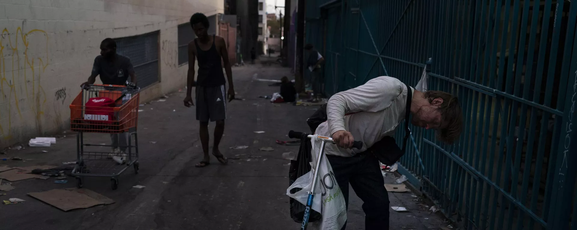 Un drogadicto sujeta el manillar de un patinete mientras se queda dormido tras fumar fentanilo en Los Ángeles, el martes 9 de agosto de 2022. - Sputnik Mundo, 1920, 01.02.2024