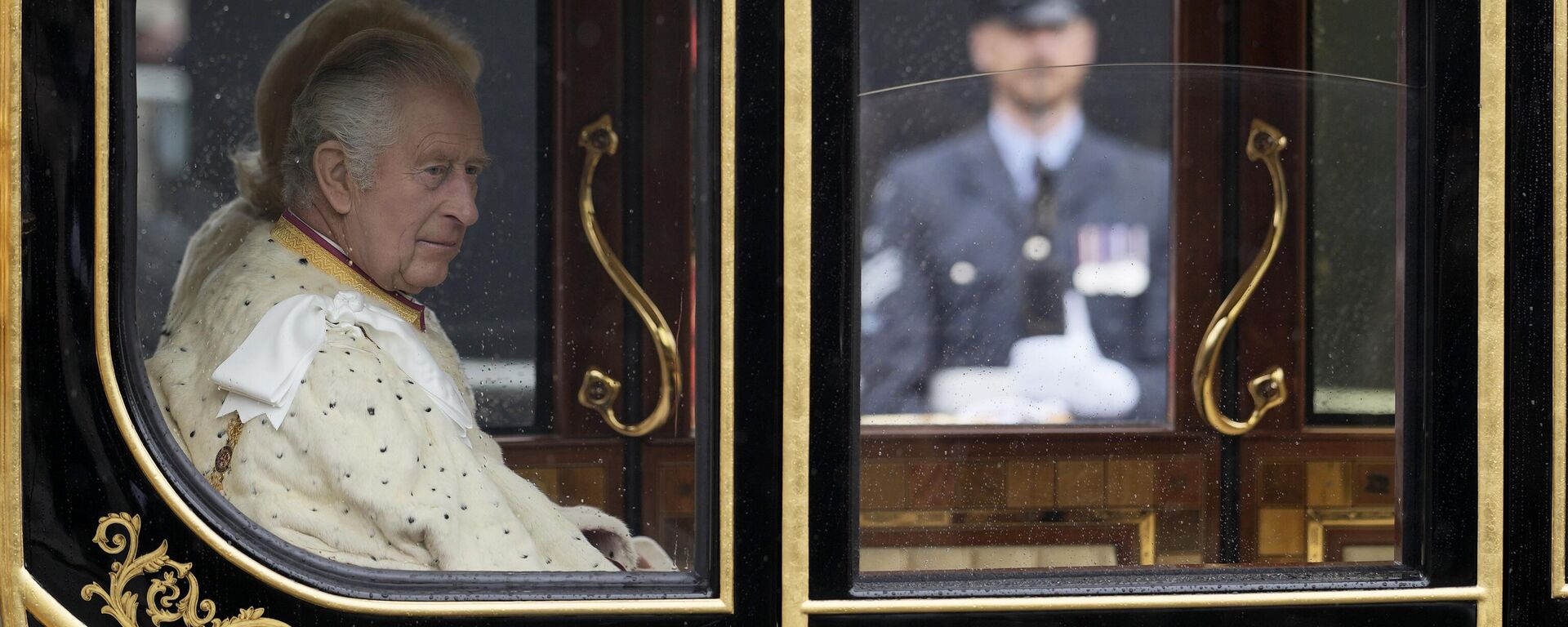 El rey Carlos III del Reino Unido y Camilla, la reina consorte, pasean en el coche de Estado del Jubileo de Diamante por delante del Palacio de Westminster de camino a su ceremonia de coronación, en Londres el sábado 6 de mayo de 2023 - Sputnik Mundo, 1920, 26.01.2024
