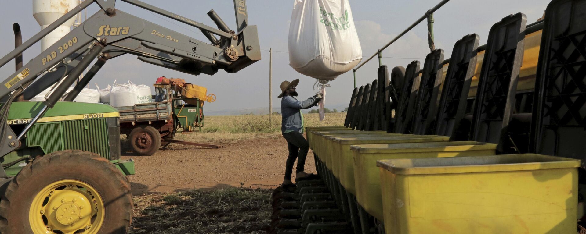 Un agricultor brasileño planta soja - Sputnik Mundo, 1920, 07.05.2023