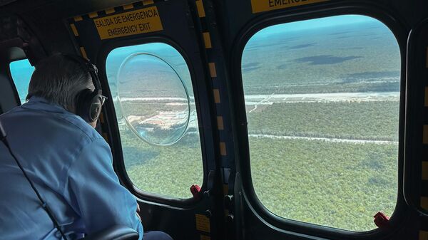 El presidente de México, Andrés Manuel López Obrador, supervisa los avances del Tren Maya, en el sureste del país latinoamericano - Sputnik Mundo