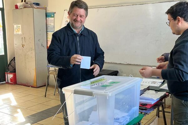 Chilenas y chilenos concurrieron este 7 de mayo a las urnas para elegir al grupo de ciudadanos a cargo de redactar un nuevo borrador constitucional - Sputnik Mundo