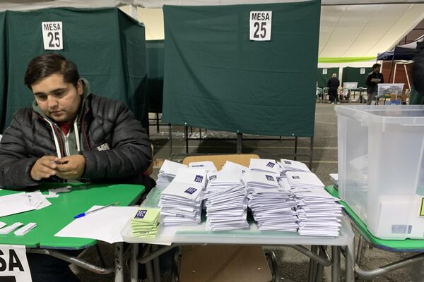 Chile ya elaboró una primera propuesta de carta magna, que fue rebotada en un plebiscito celebrado en septiembre de 2022. - Sputnik Mundo