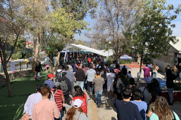 Millones de chilenos acudieron a las urnas este 7 de mayo para determinar la configuración del nuevo grupo de ciudadanos a cargo de elaborar una nueva propuesta de carta magna - Sputnik Mundo