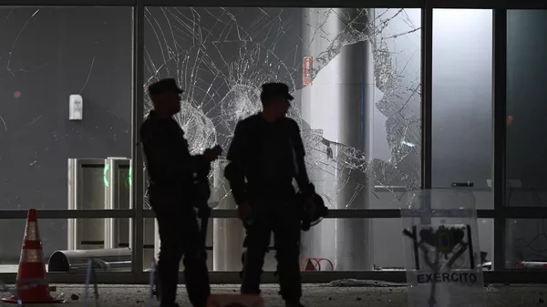 Soldados brasileños durante el asalto al palacio de Planalto  - Sputnik Mundo