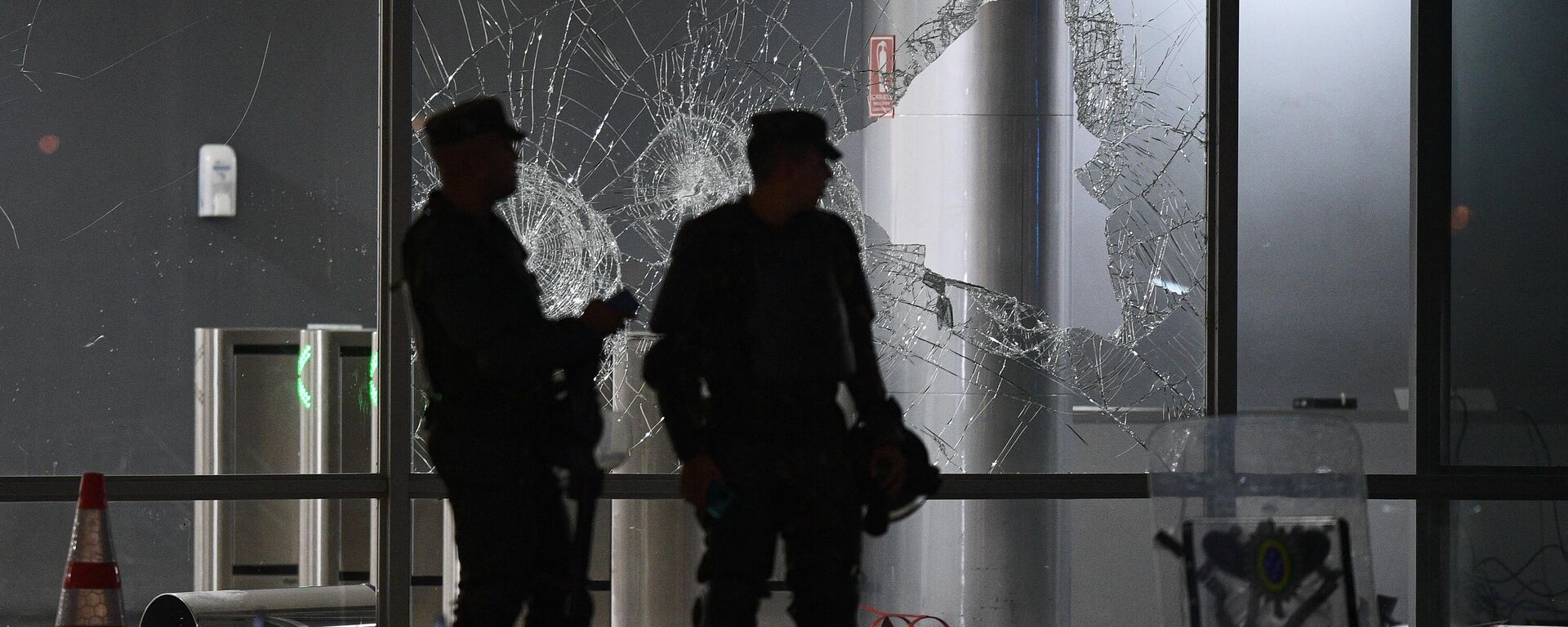 Soldados brasileños durante el asalto al palacio de Planalto  - Sputnik Mundo, 1920, 08.05.2023