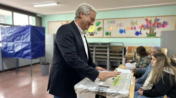 José Antonio Kast votando en las elecciones del 7 de mayo - Sputnik Mundo