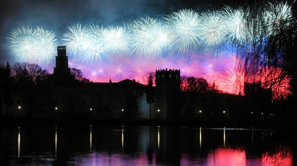 Fastuosos fuegos artificiales el Día de la Victoria en Moscú - Sputnik Mundo