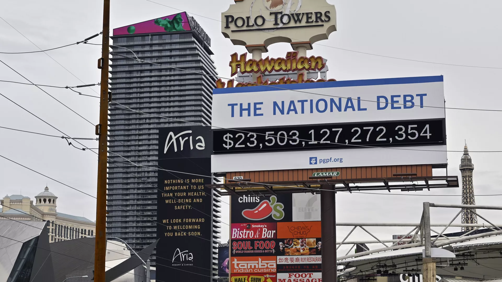 Una cartelera que muestra la deuda nacional de Estados Unidos se muestra a lo largo de Las Vegas Strip Una cartelera que muestra la deuda nacional de Estados Unidos se muestra a lo largo de Las Vegas Strip - Sputnik Mundo, 1920, 09.05.2023