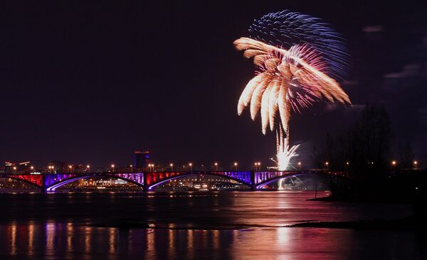 Los fuegos artificiales festivos en Krasnoyarsk se lanzaron desde dos puntos diferentes desde barcazas en el río Yeniséi. - Sputnik Mundo