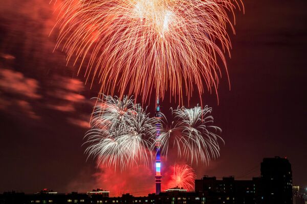 Fuegos artificiales sobre la torre de televisión Ostánkino, de 540 metros, en Moscú. - Sputnik Mundo