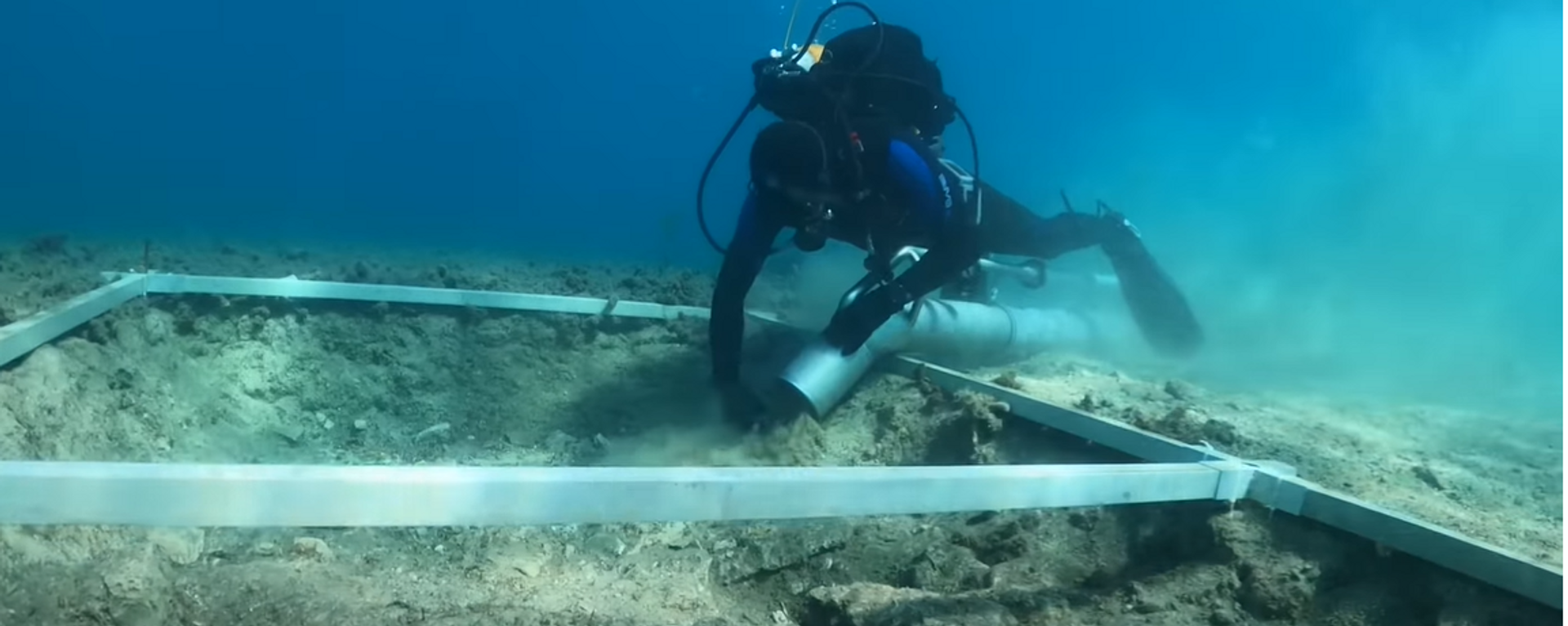 Un buceador investiga la carretera submarina frente a la isla de Korčula - Sputnik Mundo, 1920, 10.05.2023