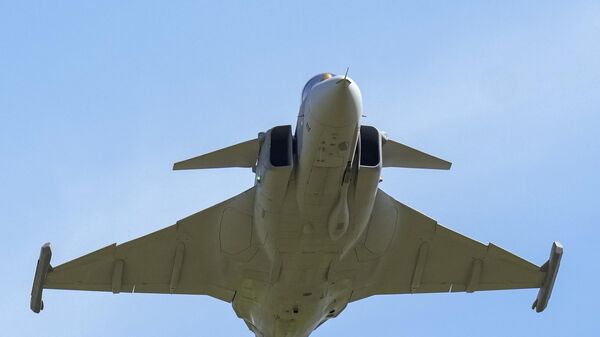 Un avióm F-39 Gripen de origen sueco durante la presentación de su línea de producción en Brasil - Sputnik Mundo